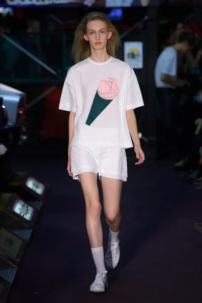 Look 16